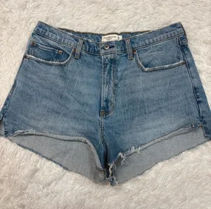 Abercrombie the mom High-Waist Light Blue Denim Cutoff Shorts thumbnail 1