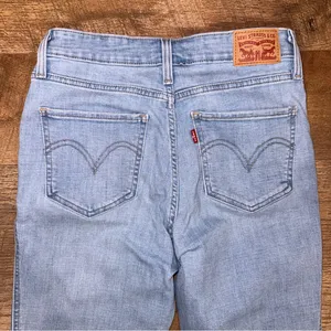 Levi’s High Rise Skinny Ankle Button Up Size 29 thumbnail 6