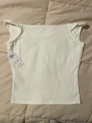 Hollister Off-The-Shoulder White Top With Graphic thumbnail 4