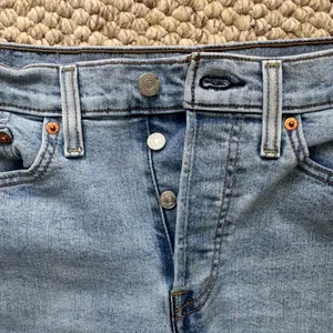 NWOT Levi Strauss Ripped Wedgie Straight Leg Light Blue Denim Jeans Size 28 thumbnail 4
