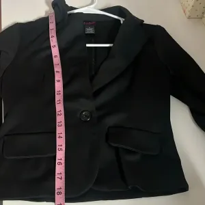 Small black notch blazer one button 3/4 ruched sleeves blazer jacket faux pocket thumbnail 4