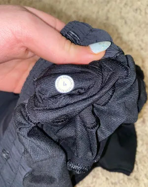 Lululemon Hottty Hot 2.5 Shorts Black Size 4 thumbnail 5