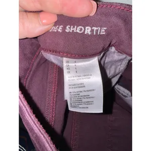 American Eagle Super Stretch Shortie Burgundy Maroon Cuffed Shorts Womens Size 4 thumbnail 4