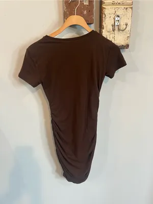 Aritzia Babaton Contour Ruched Side T-shirt Dress in Brown thumbnail 4