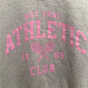 LULUSIMON STUDIO‎ Not That Athletic Club Graphic Cropped Sweatshirt in Grey Pink thumbnail 4
