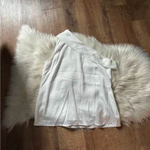 RUMORED Catalina Top In White thumbnail 4