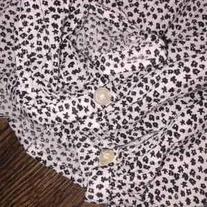 Loft black and white long sleeve floral top size small thumbnail 5