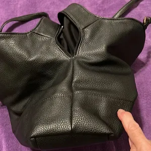 Liz Claiborne black handbag with lots of pockets and cute lock accent EUC thumbnail 6