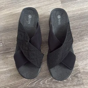 Bzees Women's Black Wedge Sandals 10M Comfort Slides Crisscross Straps Casual thumbnail 5