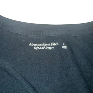 Abercrombie & Fitch V-Neck Soft A&F Drapey in Black, Size L thumbnail 2