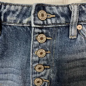 Kancan Jovana ultra‎ high rise distressed cuff button fly jean shorts size 27 thumbnail 4