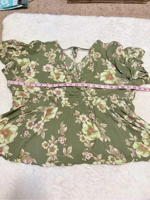 5/$30 🎈 Maurices XL olive green floral surplice neck Blouse thumbnail 4