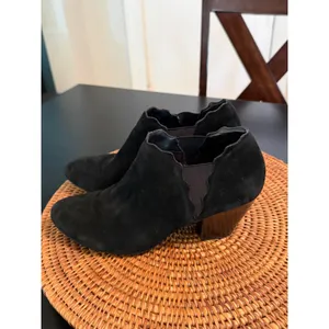 Van Eli Womens Black‎ Suede Scalloped Ankle Booties Block Heel Size 9W thumbnail 3