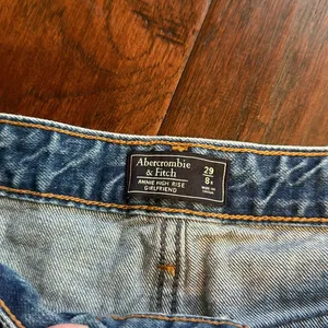 Abercrombie & Fitch Annie High Rise Girlfriend Jeans 29 / 8 thumbnail 5