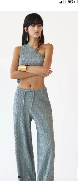 Flowing pants with an elastic waistband and textured thumbnail 2