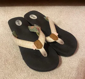 Black Flip Flops Size 8.5 thumbnail 1