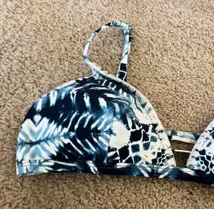 Rip Curl Blue and white patterned tie dye bikini top never worn thumbnail 3