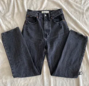 Abercrombie Ankle Straight Ultra High Rise Black Jeans thumbnail 2