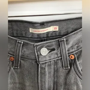 Levi’s Low Pro Straight Leg Jeans Women's Light Gray Wash 25‎ thumbnail 2