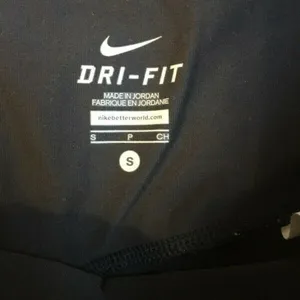 Nike Dry-Fit‎ small black cropped pants thumbnail 3