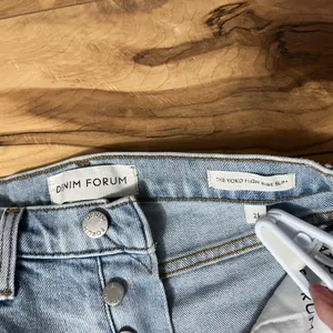 ARITZIA Denim Forum The Yoko High Rise Slim Straight Jeans Women's 25 Light Wash thumbnail 2