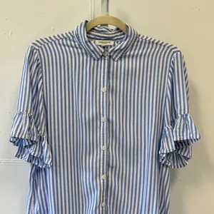 Beachlunchlounge Blue White Striped Ruffle Sleeve Button Down Shirt Womens Med thumbnail 3