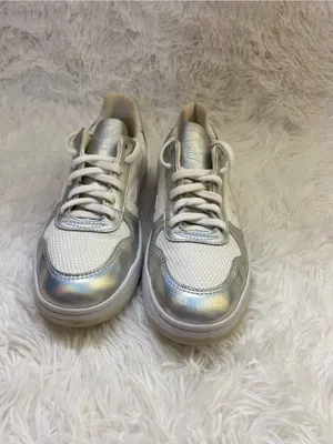 Veja Women’s White Sneakers with Iridescent Silver Accents. Size-7 thumbnail 2