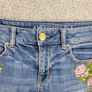 American Eagle Women Cutoff Jean Micro Shorts 4 Blue Denim Floral Embroidery thumbnail 9