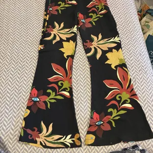 Farm Rio x Anthropologie Floral Calla Flared Pant Retro Bohemian Sz XS 💛🍄 thumbnail 2