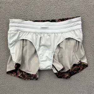 Lululemon Tracker Shorts Low Rise 4" Stencil Blossom Athletic Gym Women's 12 thumbnail 3
