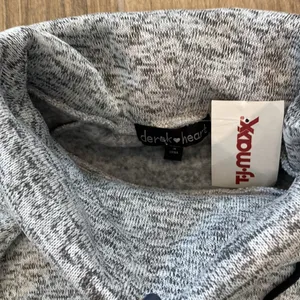 Derek Heart Sweatshirt- NEVER BEEN WORN thumbnail 5