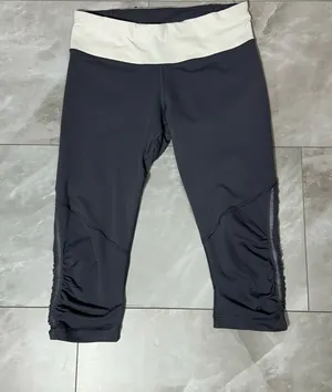 Lululemon Womens Crop Leggings Size 8 Grey Free Runner R-255 In excellent pre owned condition no rips or stains very soft grey color thumbnail 1
