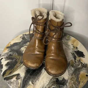 UGG Caspia 1932 Lace Up Shearling Lined Leather Boot thumbnail 4