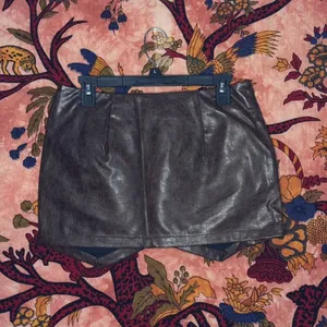 SheIn Dark Brown Layered Faux-Leather Mini Skirt thumbnail 2