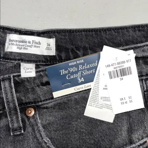 Abercrombie & Fitch NWT 34 Black Denim High Rise ‘90s Relaxed Cutoff Jean Shorts thumbnail 3