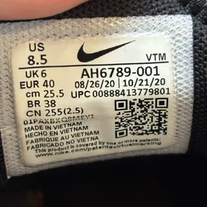 Nike Air Max 270 Shoes thumbnail 9