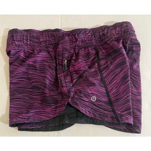 Fantastic Lululemon Hotty Hot Reversible Shorts Size 4 thumbnail 8
