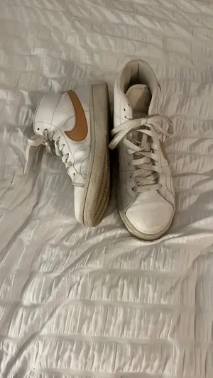 White Nike Sneakers thumbnail 2