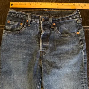 Levi's 501 Women's Straight Jeans Blue Medium Wash Button Fly W25 L28 thumbnail 3