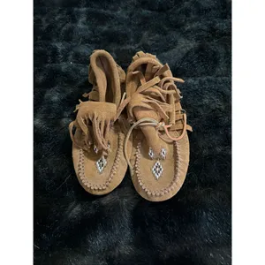 Manitoba Mukluks Harvester Moccasin Suede beaded Size 9 excellent preowned thumbnail 2