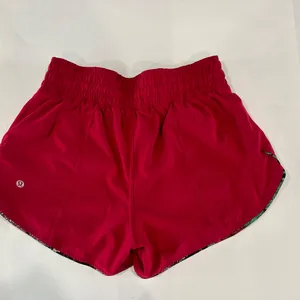 Lululemon Choose A Side Short‎ 3" - Reversible - Size 4. thumbnail 2