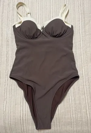 Berlook Classic Ribbed Underwire One-Piece Swimsuit in Brown and Cream thumbnail 1