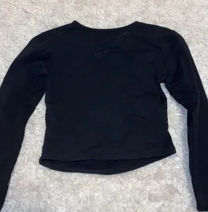 Black long sleeve cutout cropped top thumbnail 2