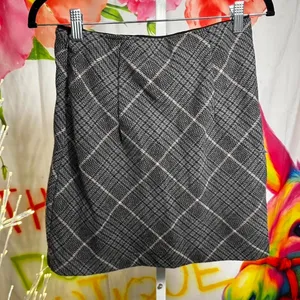 H59. Abercrombie & Fitch black + grey plaid skirt Size S # thumbnail 3