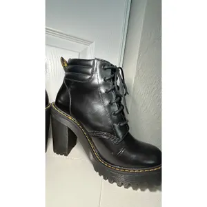 Dr.‎ Martens Persephone Heeled Boot Sz 7 Black Leather Lace Up Platform Lug Sole thumbnail 4