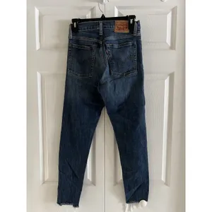 Levis Women’s Wedgie Skinny Medium Wash Button Fly Raw Hem Size‎ 26 thumbnail 4