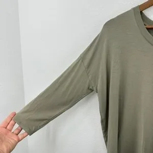 Aritzia Babaton Tunic Top Sage Green 3/4 Sleeve Round Neck‎ Casual Relaxed Chic thumbnail 4