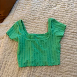 Offline by Aerie Kelly green ribbed short sleeve crop top thumbnail 6