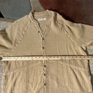 We The Free Boho Gauze Button Down Shirt Womens Medium Tan Raw Hem Oversized Top thumbnail 3