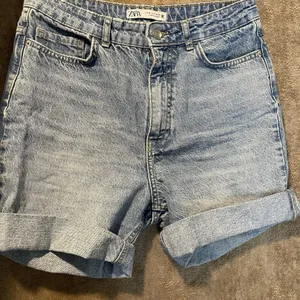 Zara Shorts Women's 6 Mom Jean Denim Cuffed Light Wash Blue High Rise Modest thumbnail 1